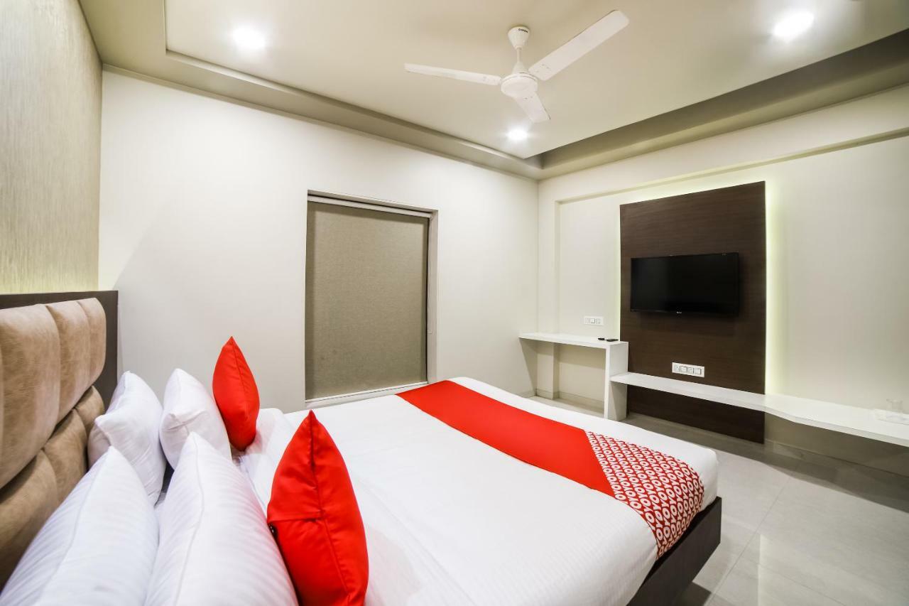 Capital O 41587 Hotel Airport Inn One Αχμπανταμπάντ Εξωτερικό φωτογραφία