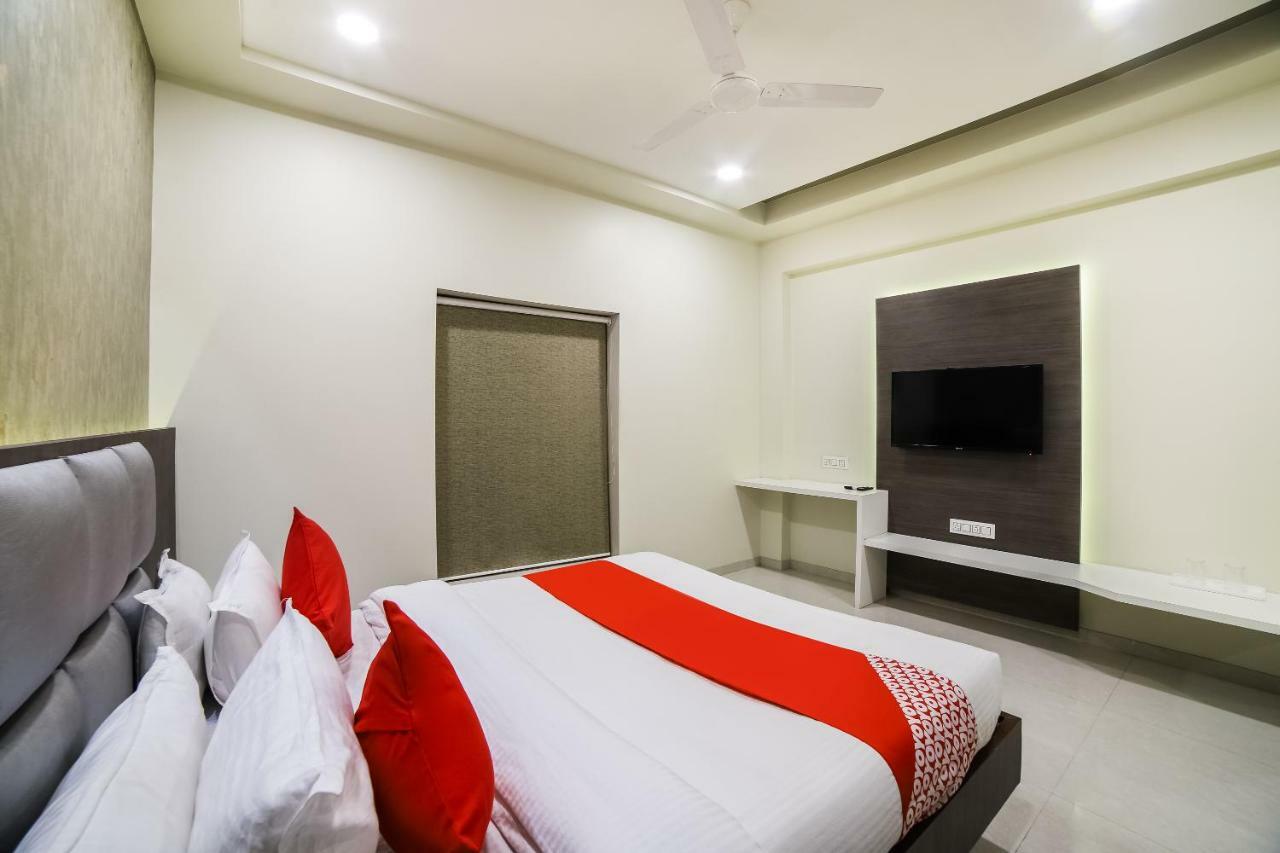 Capital O 41587 Hotel Airport Inn One Αχμπανταμπάντ Εξωτερικό φωτογραφία